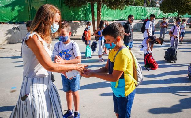 Andalucía quiere eliminar la mascarilla en los recreos y educación física en espacios abiertos