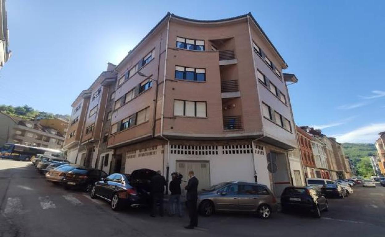 Edificio de Pola de Laviana (Asturias) en el que ha muerto una mujer a causa de un disparo 