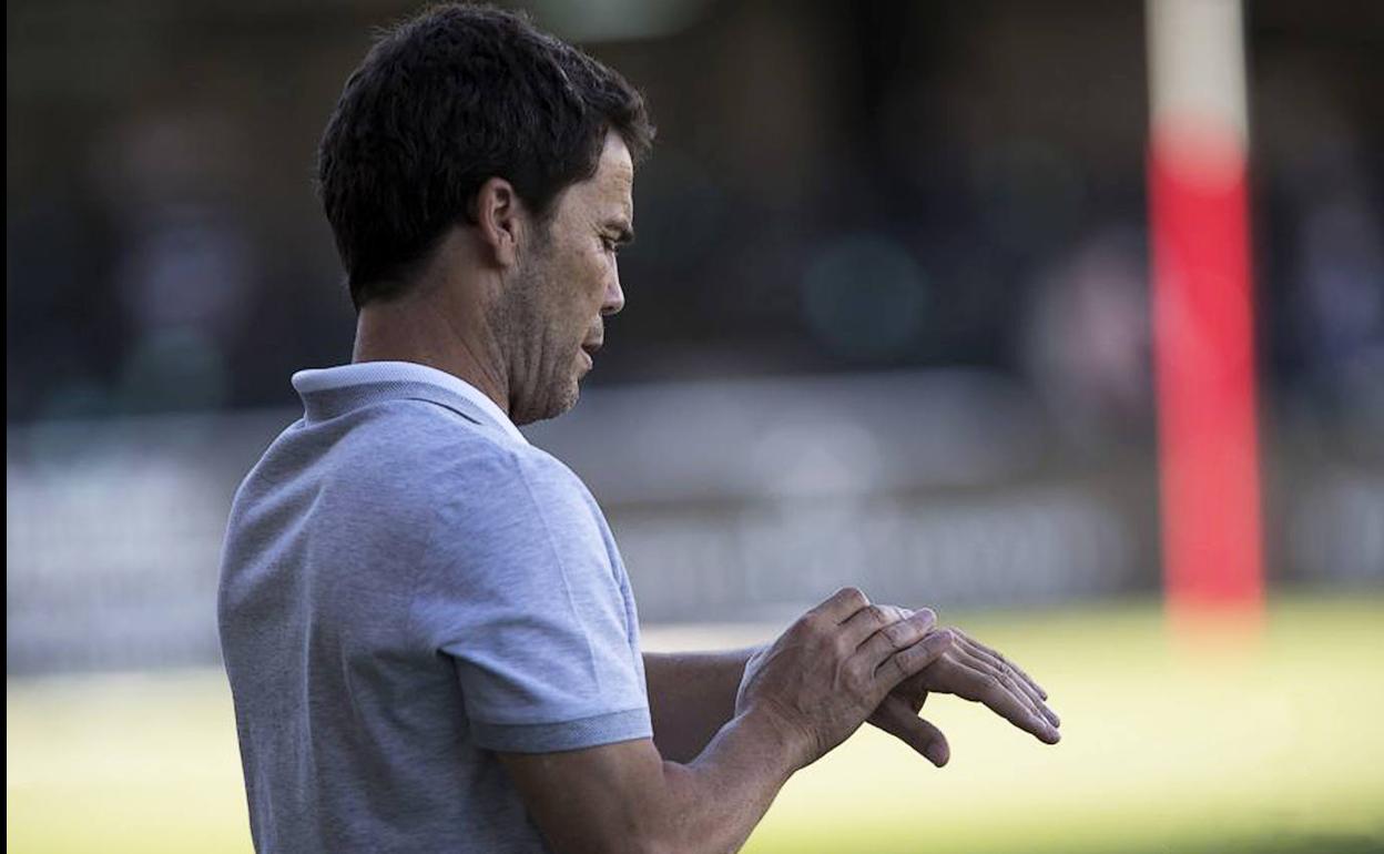 Rubi se mira el reloj en el partido ante el Cartagena. 