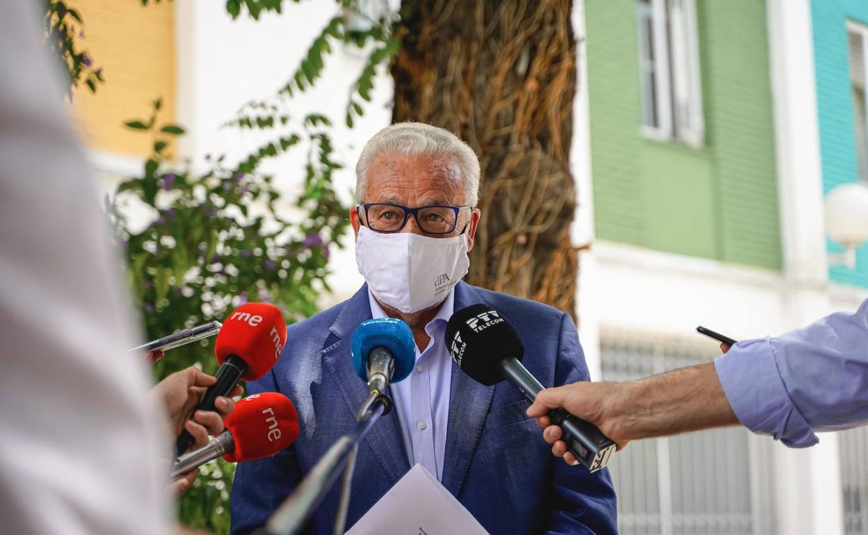 El Defensor del Pueblo andaluz pide el reparto de los menores no acompañados de Ceuta entre comunidades