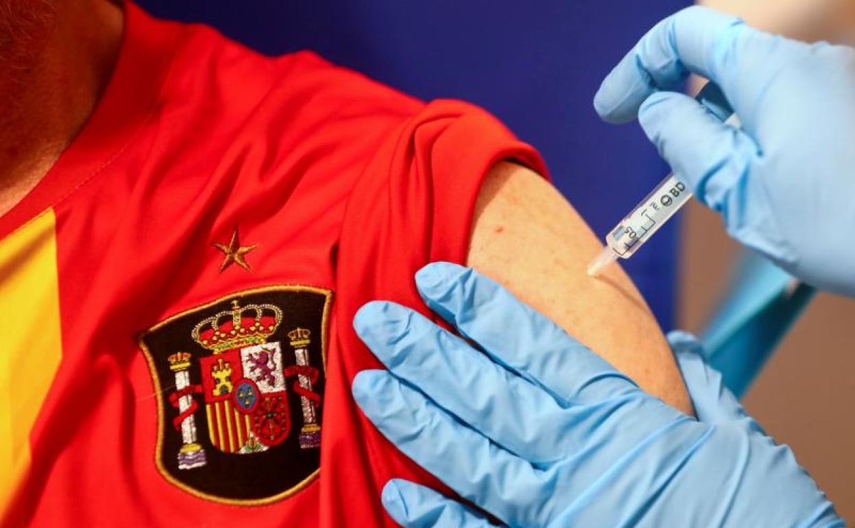 Una persona recibe una dosis de la vacuna AstraZeneca.