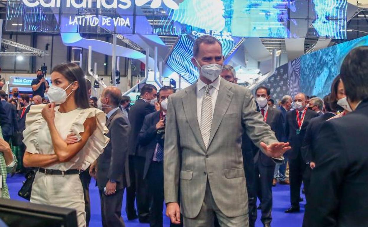 Los Reyes de España, durante su visita a Fitur este miércoles.