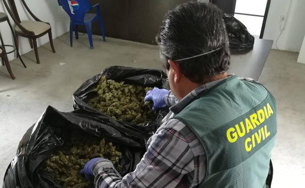 Detienen a un individuo que huyó de un control en Granada con un vehículo cargado de marihuana