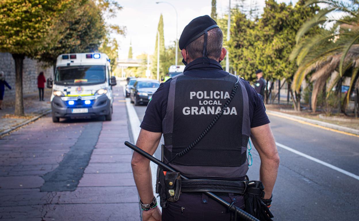 Un agente de la Policía Local de Granada.