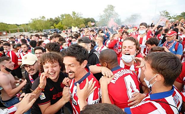 La celebración se desborda en Valladolid, con los jugadores junto a aficionados