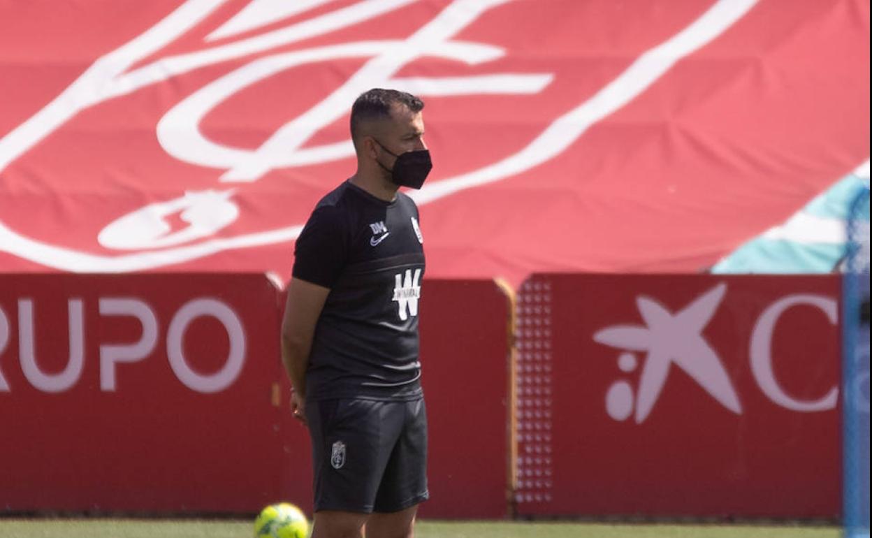 Diego Martínez, técnico rojiblanco, durante el entrenamiento de ayer en Los Cármenes. 