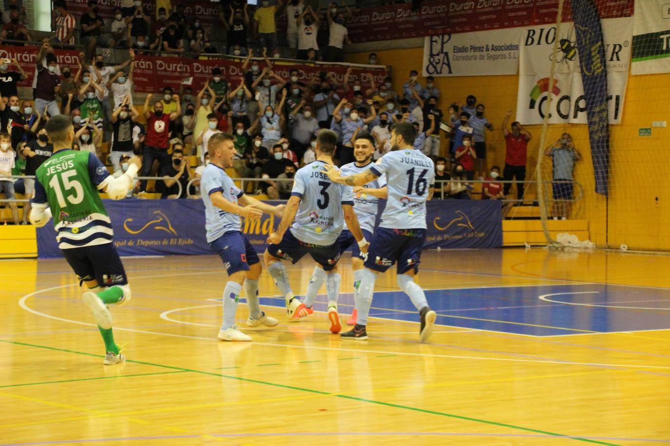 Los ejidenses celebran una victoria que les coloca a un paso del ascenso. 