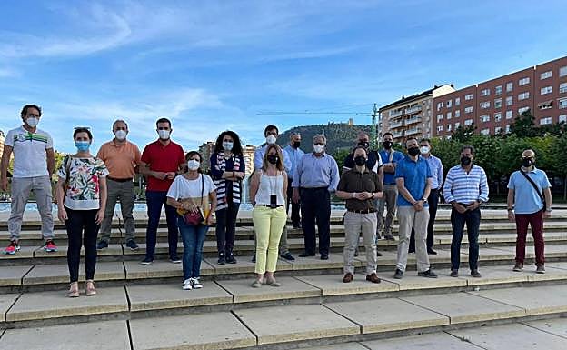 El presidente del PP, concejales del Grupo Popular y representantes de la asociación de vecinos. 