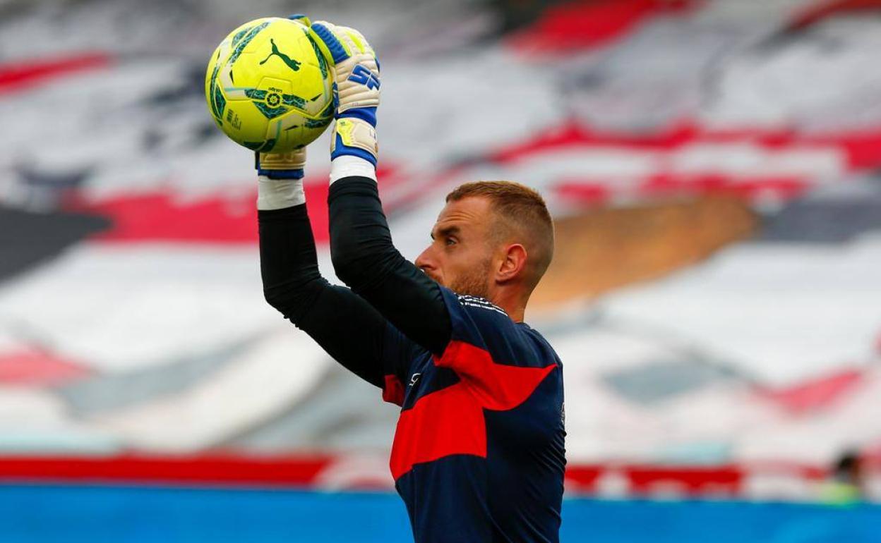 Aarón Escandell atrapa un balón durante el calentamiento previo al partido. 