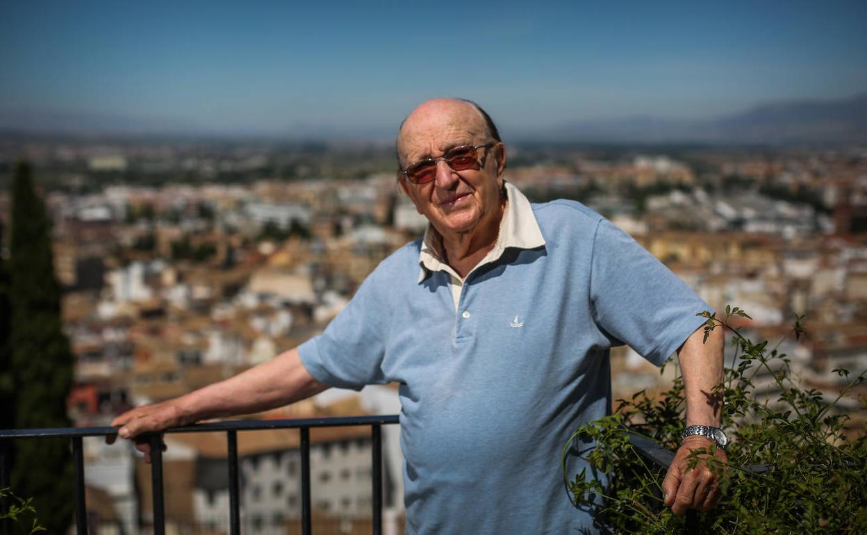 Miguel Carrascosa posa en su carmen del Albaicín.