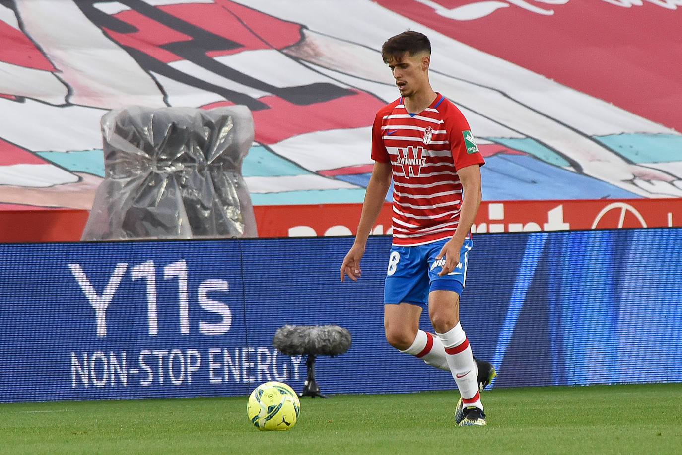 Vallejo y Puertas presionan a un jugador del Getafe.