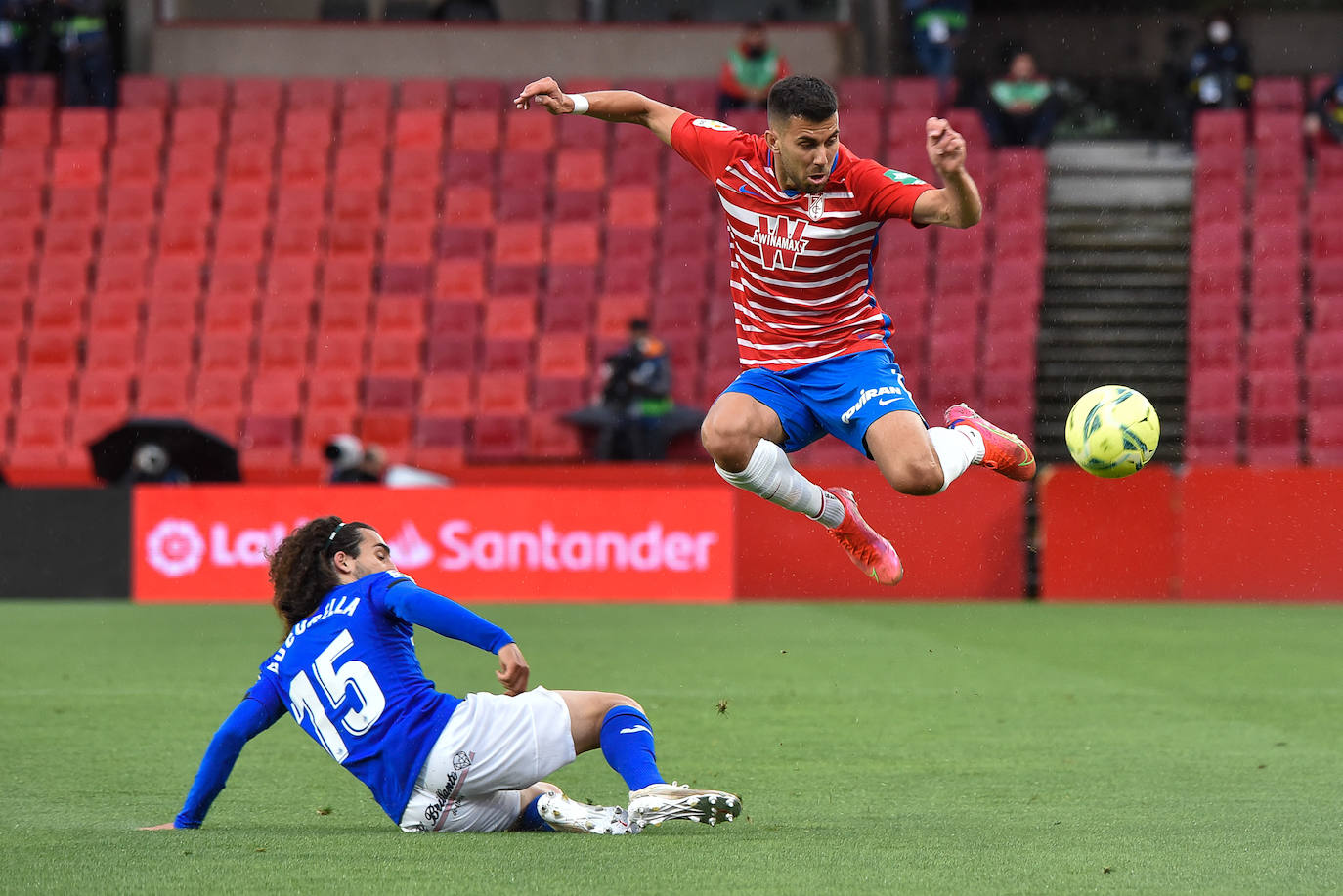 Vallejo y Puertas presionan a un jugador del Getafe.