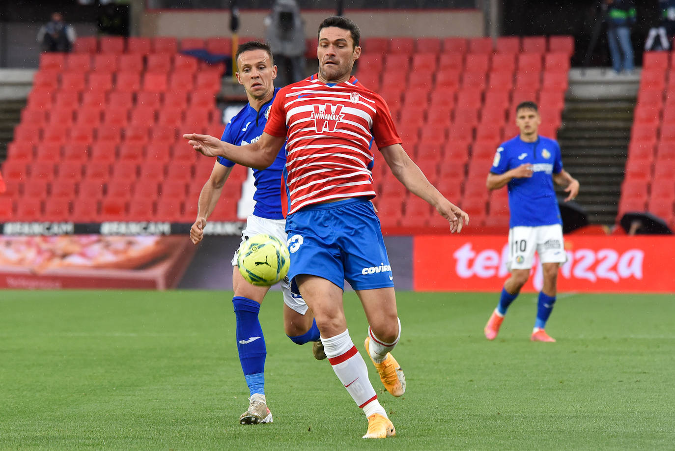 Vallejo y Puertas presionan a un jugador del Getafe.