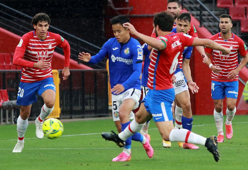 Vallejo y Puertas presionan a un jugador del Getafe.