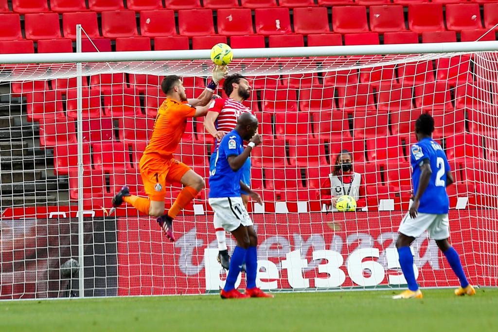 Vallejo y Puertas presionan a un jugador del Getafe.