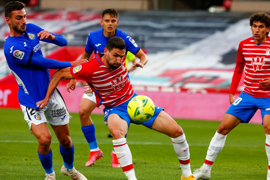 Vallejo y Puertas presionan a un jugador del Getafe.