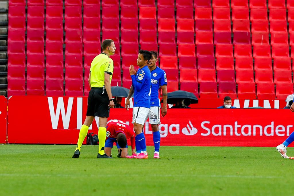 Vallejo y Puertas presionan a un jugador del Getafe.