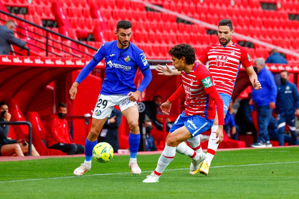 Vallejo y Puertas presionan a un jugador del Getafe.