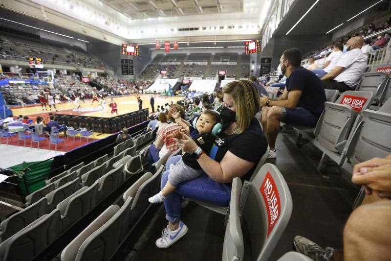 Un bebé aplaude junto a su madre, protegido con orejeras de cancelación de ruido. 