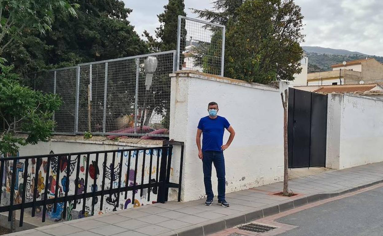 El alcalde de Cádiar, en el exterior del actual colegio del municipio.