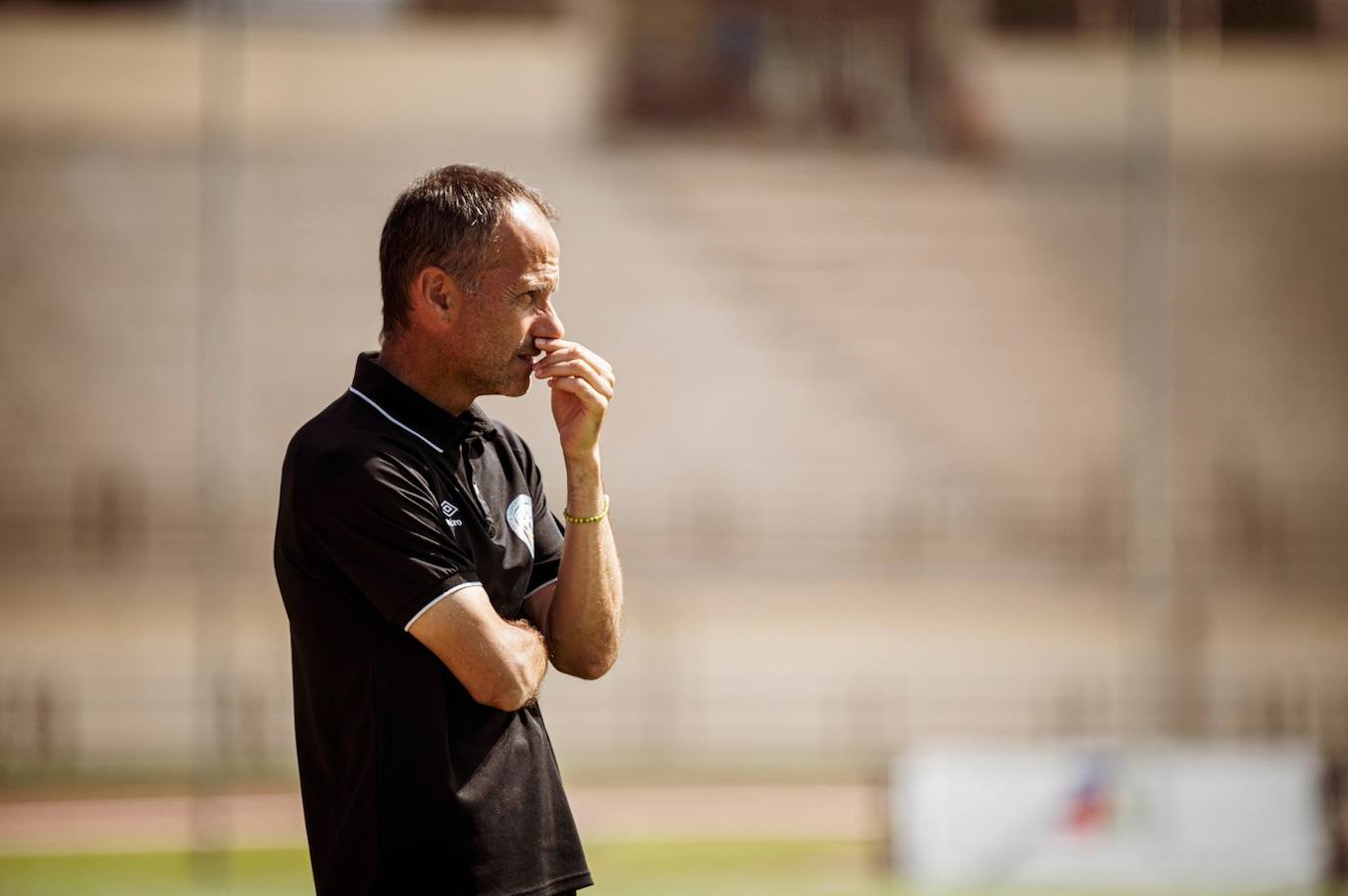 Con el partido en campo del CD Marino, conFran Alcoy atento a una jugada, se cerró una etapa. 