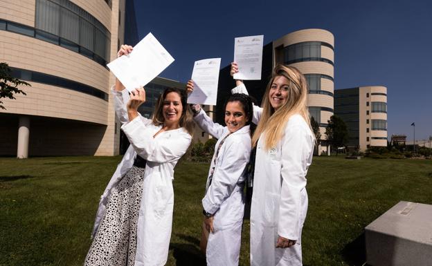 Marina Segura (matrona), Mª Soledad Jiménez (anestesiología y reanimación) y Inés MªCruz (intensivista), con sus diplomas.