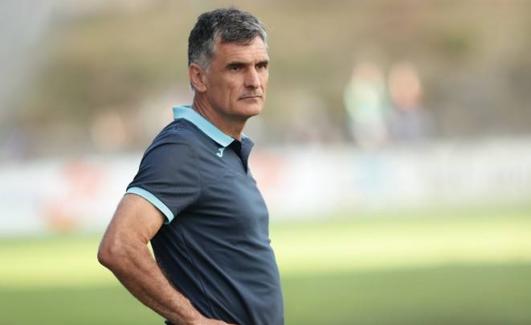 Mendilibar atiende a un partido del Eibar. 