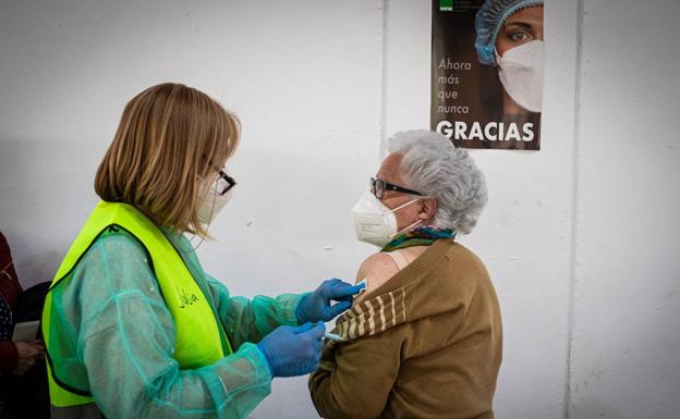 ¿Cómo puedo pedir cita para que me vacunen contra la covid-19 en Andalucía? Grupos de edad y provincias