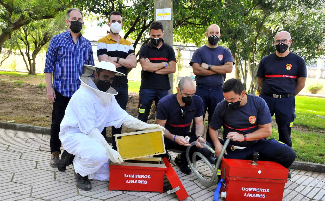 El edil de Emergencias y agentes de Bomberos con el material. 