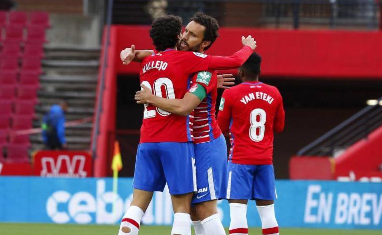 Germán se abraza con Vallejo antes del inicio del partido contra el Getafe. 