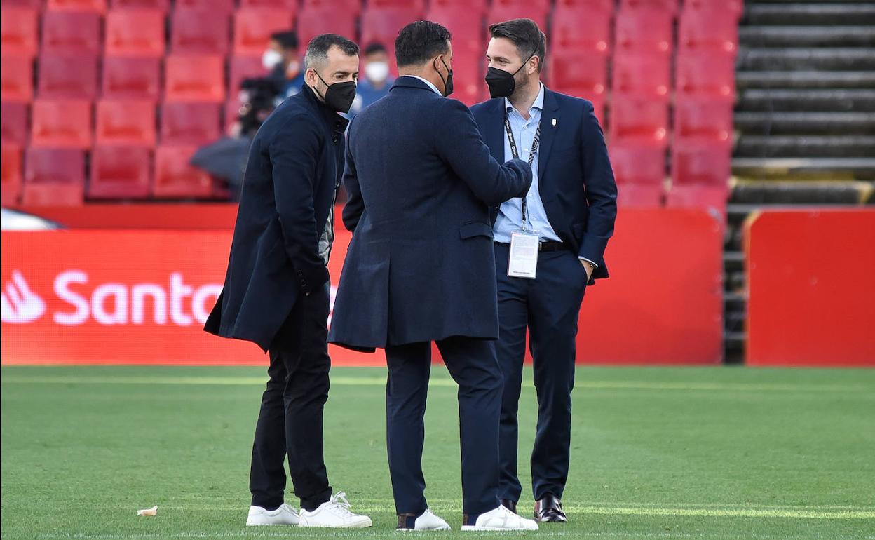 Diego Martínez, Luis Casas y Fran Sánchez conversan en Los Cármenes tras el partido con el Getafe. 