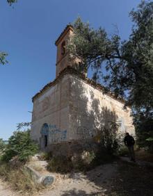 Imagen secundaria 2 - Vista de la iglesia de Tablate desde el exterior. En la otra imagen se aprecia que la cubierta está desapareciendo, con el peligro de derrumbe que supone.