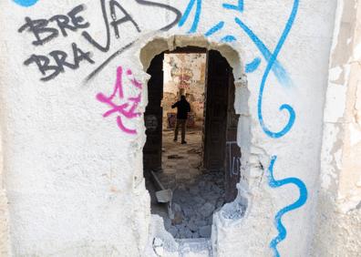 Imagen secundaria 1 - Vista de la iglesia de Tablate desde el exterior. En la otra imagen se aprecia que la cubierta está desapareciendo, con el peligro de derrumbe que supone.