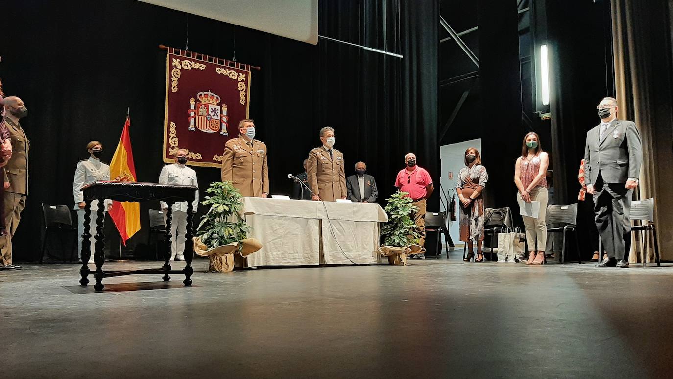 Foto de familia de todas las personas que recibieron o recogieron algún reconocimiento.
