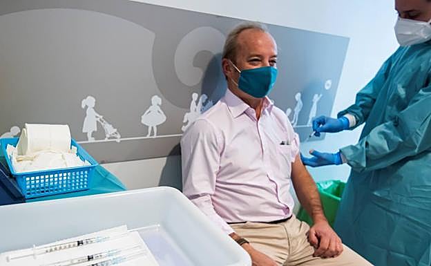 Andalucía ultima un plan para que las empresas vacunen a sus trabajadores