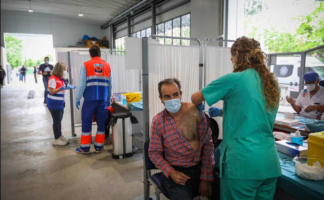 Una enfermera inyecta el suero de Moderna en el Parque Norte de Bomberos.