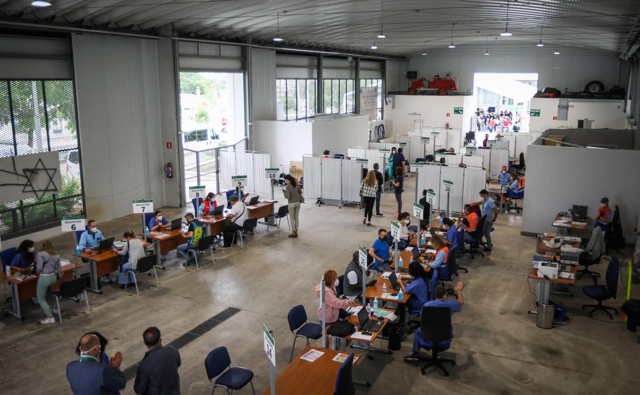 Vista de la zona de registro en el Parque Norte, con los boxes de vacunación en segundo plano y la carpa de espera al fondo.