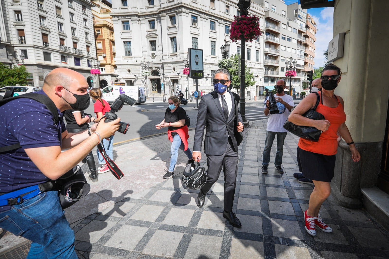 La reunión, que se ha producido en un hotel del Centro, ha arrancado con 17 minutos de retraso debido al atraso del cierre del pleno municipal, que ha finalizado sólo unos momentos antes