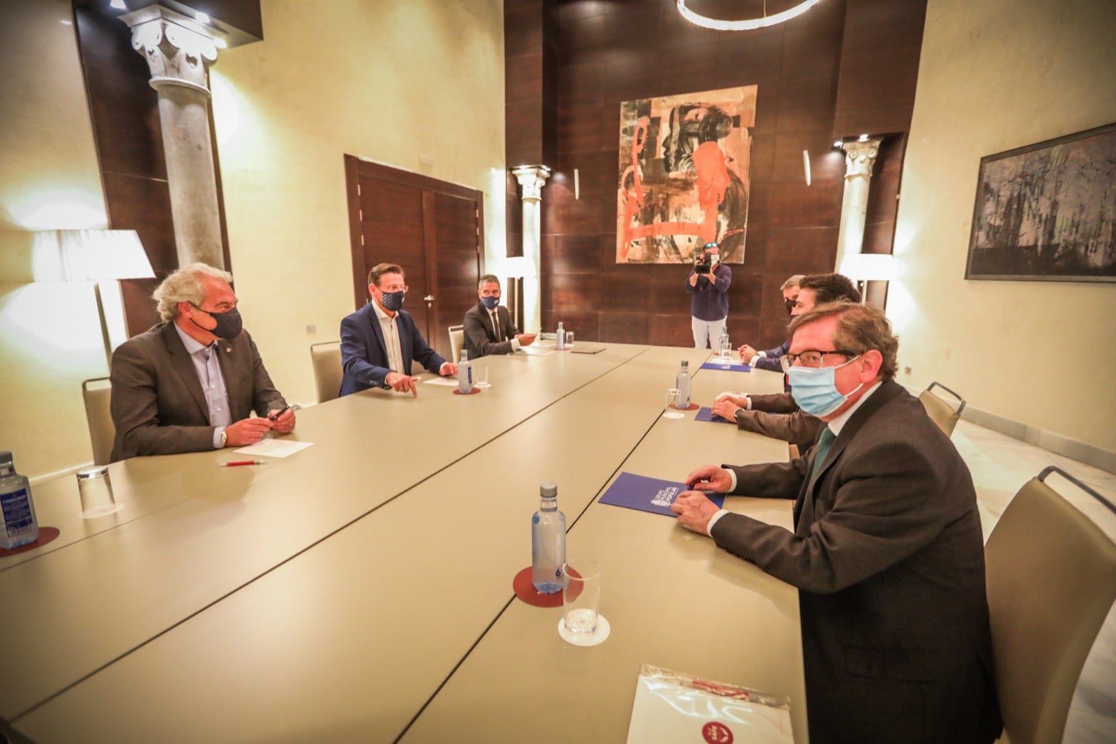 La reunión, que se ha producido en un hotel del Centro, ha arrancado con 17 minutos de retraso debido al atraso del cierre del pleno municipal, que ha finalizado sólo unos momentos antes