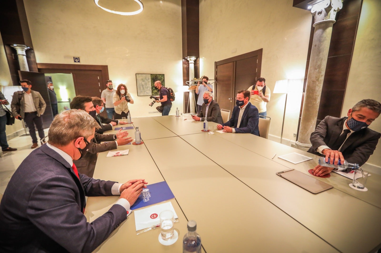 La reunión, que se ha producido en un hotel del Centro, ha arrancado con 17 minutos de retraso debido al atraso del cierre del pleno municipal, que ha finalizado sólo unos momentos antes