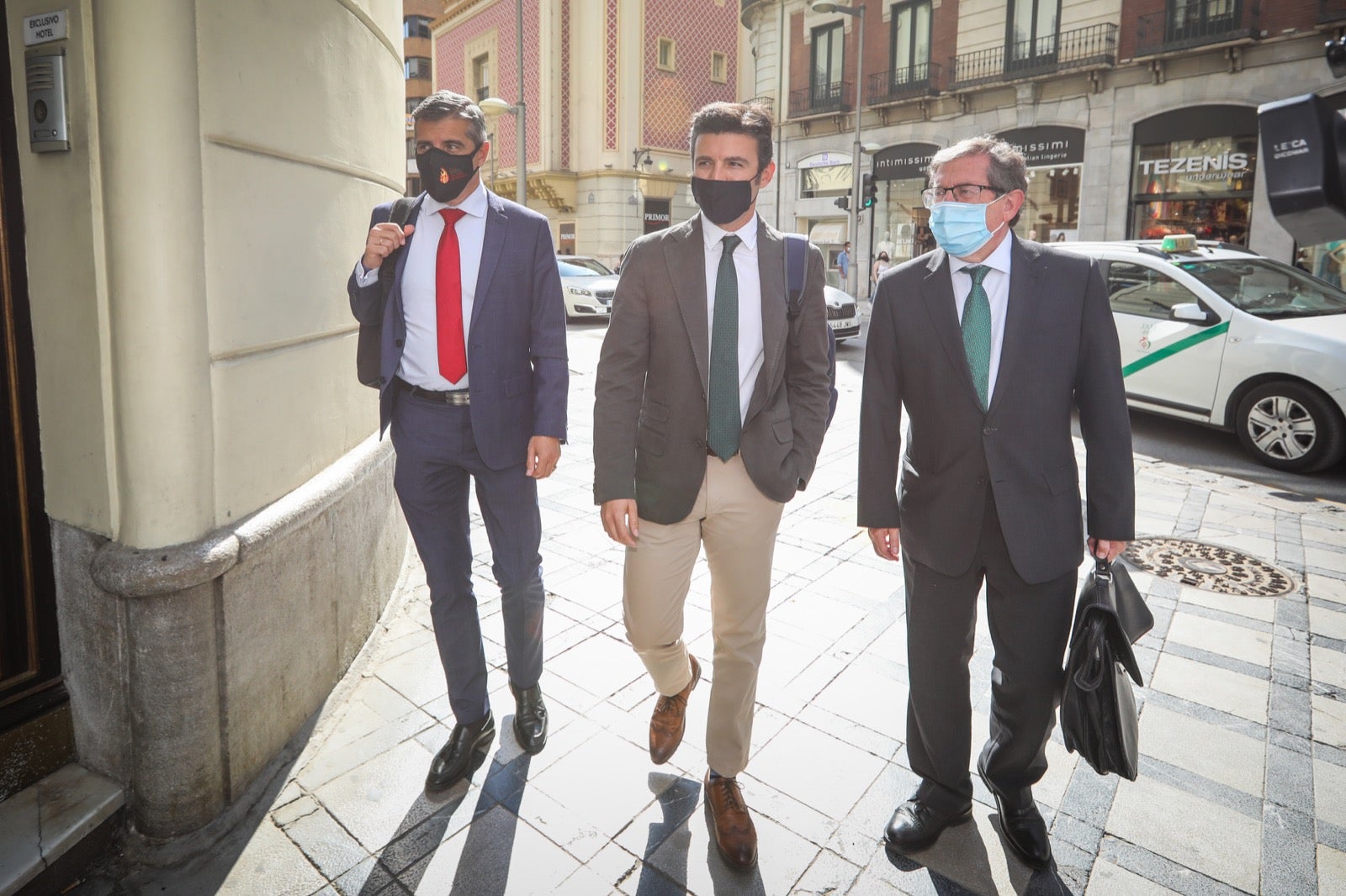 La reunión, que se ha producido en un hotel del Centro, ha arrancado con 17 minutos de retraso debido al atraso del cierre del pleno municipal, que ha finalizado sólo unos momentos antes