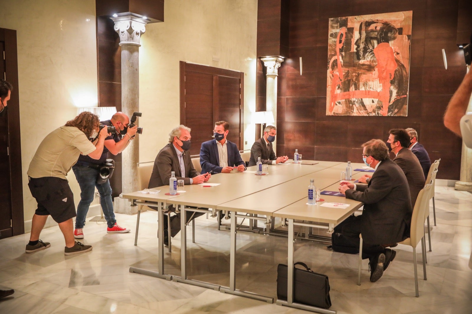La reunión, que se ha producido en un hotel del Centro, ha arrancado con 17 minutos de retraso debido al atraso del cierre del pleno municipal, que ha finalizado sólo unos momentos antes
