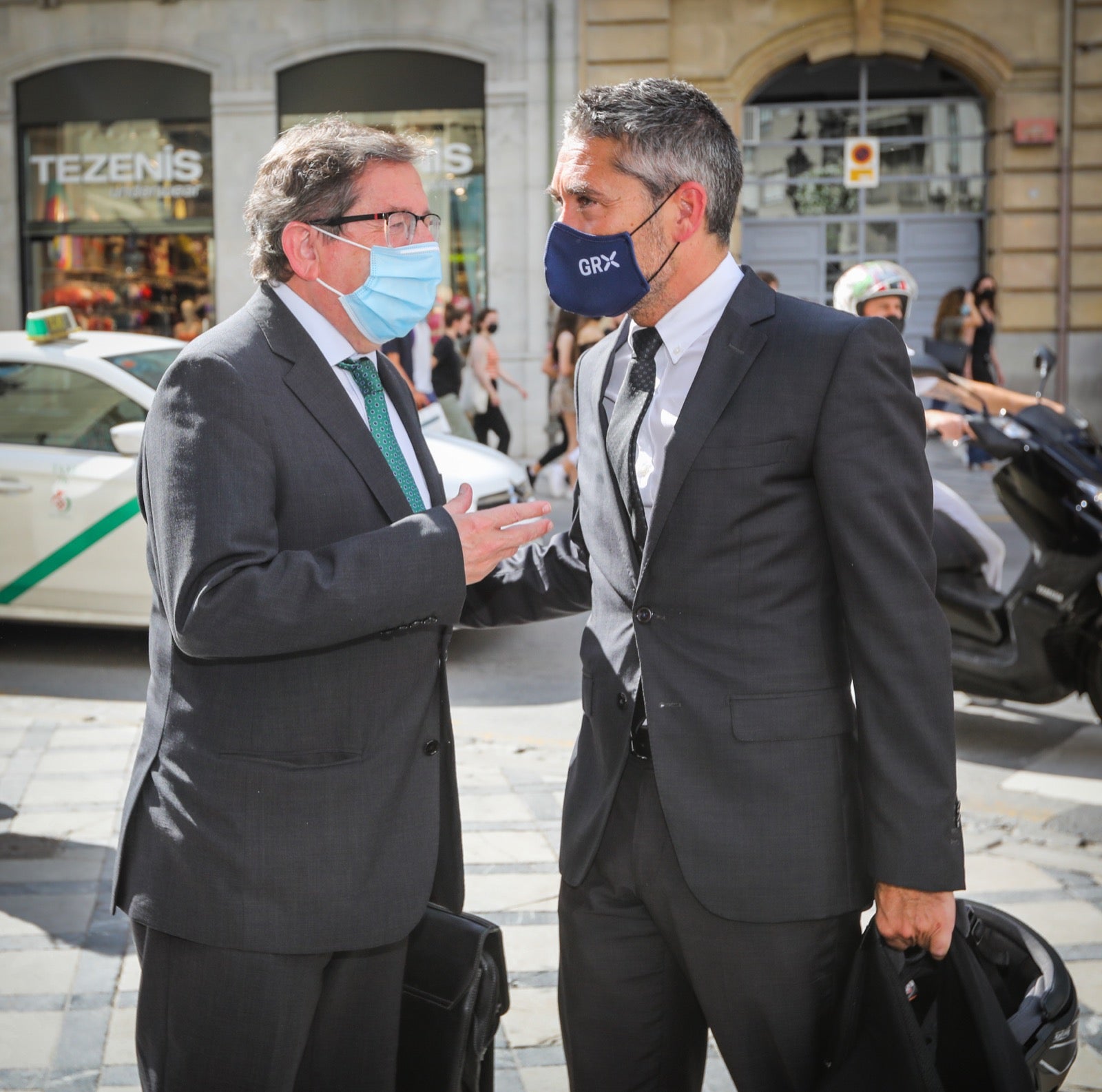 La reunión, que se ha producido en un hotel del Centro, ha arrancado con 17 minutos de retraso debido al atraso del cierre del pleno municipal, que ha finalizado sólo unos momentos antes