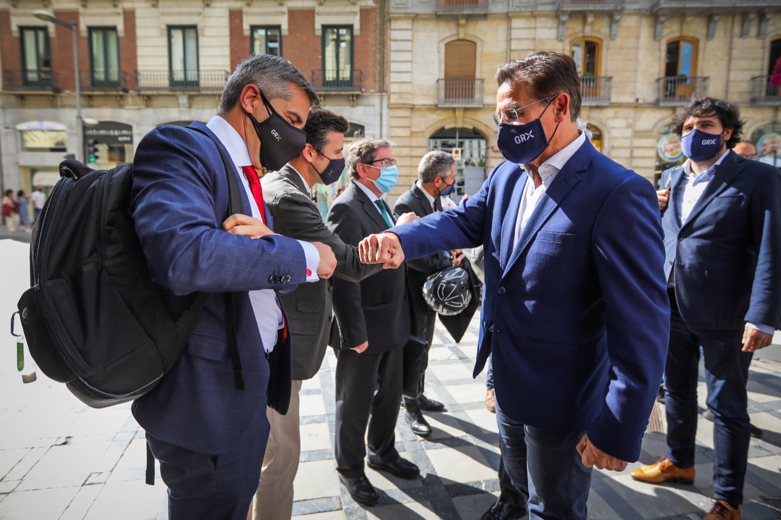 La reunión, que se ha producido en un hotel del Centro, ha arrancado con 17 minutos de retraso debido al atraso del cierre del pleno municipal, que ha finalizado sólo unos momentos antes