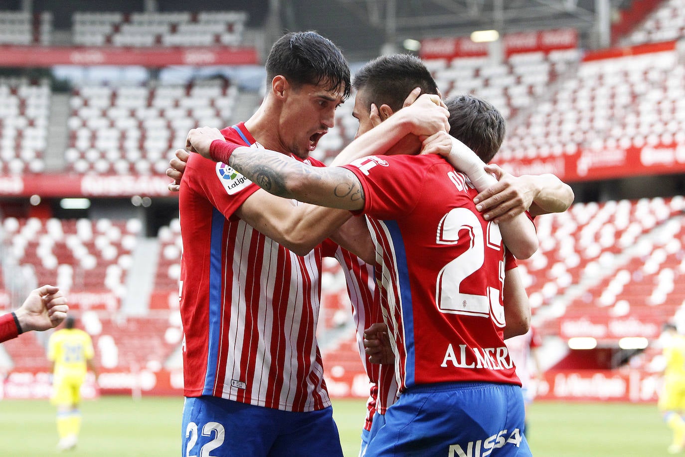 Pablo Pérez felicita a Djurdjevic por su gol en una jugada del partido de liga de segunda división entre el Sporting y Las Palmas