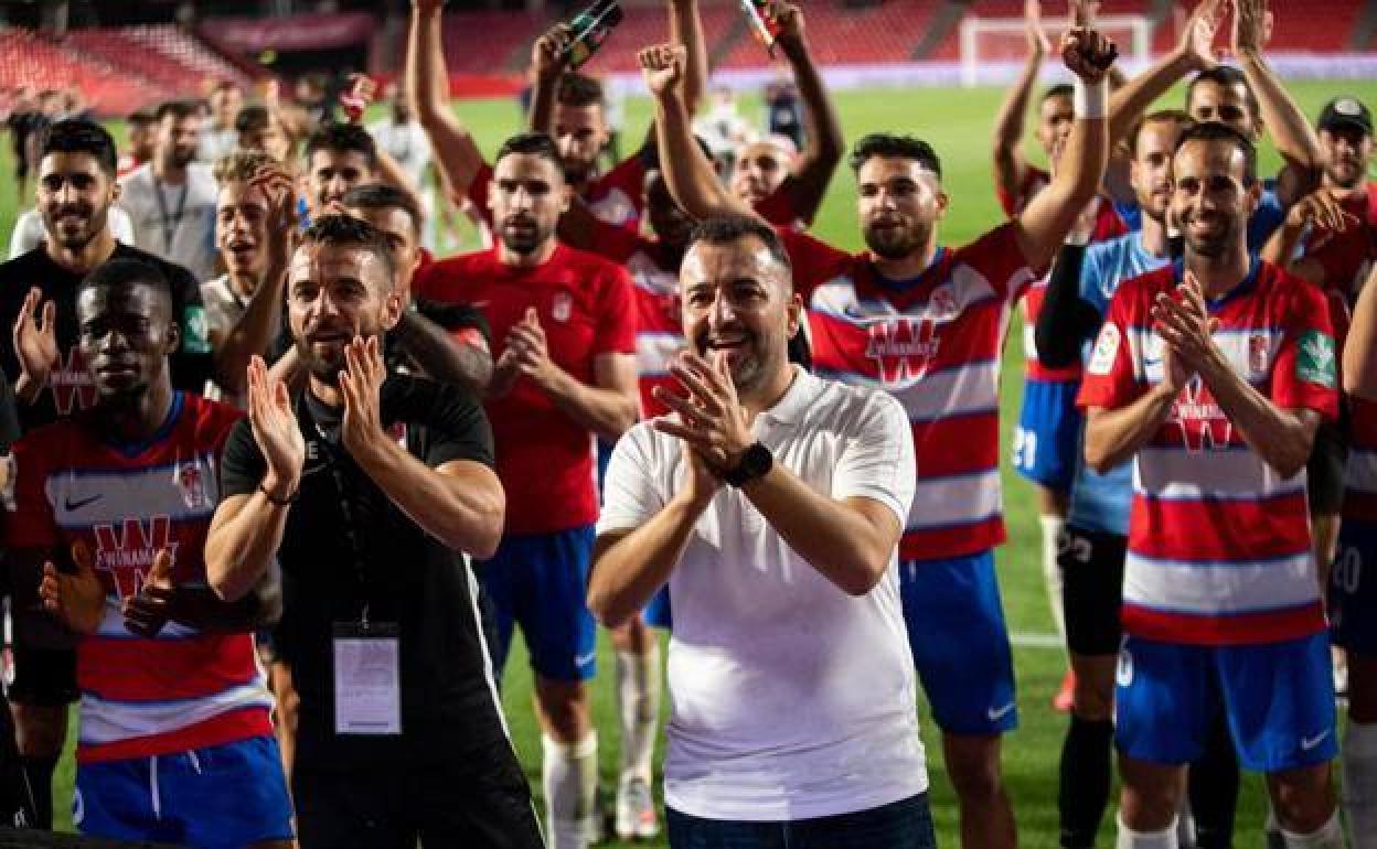 El extécnico del Granada aplaude a la afición tras las cámaras mientras celebraba el pase a la Europa League. 