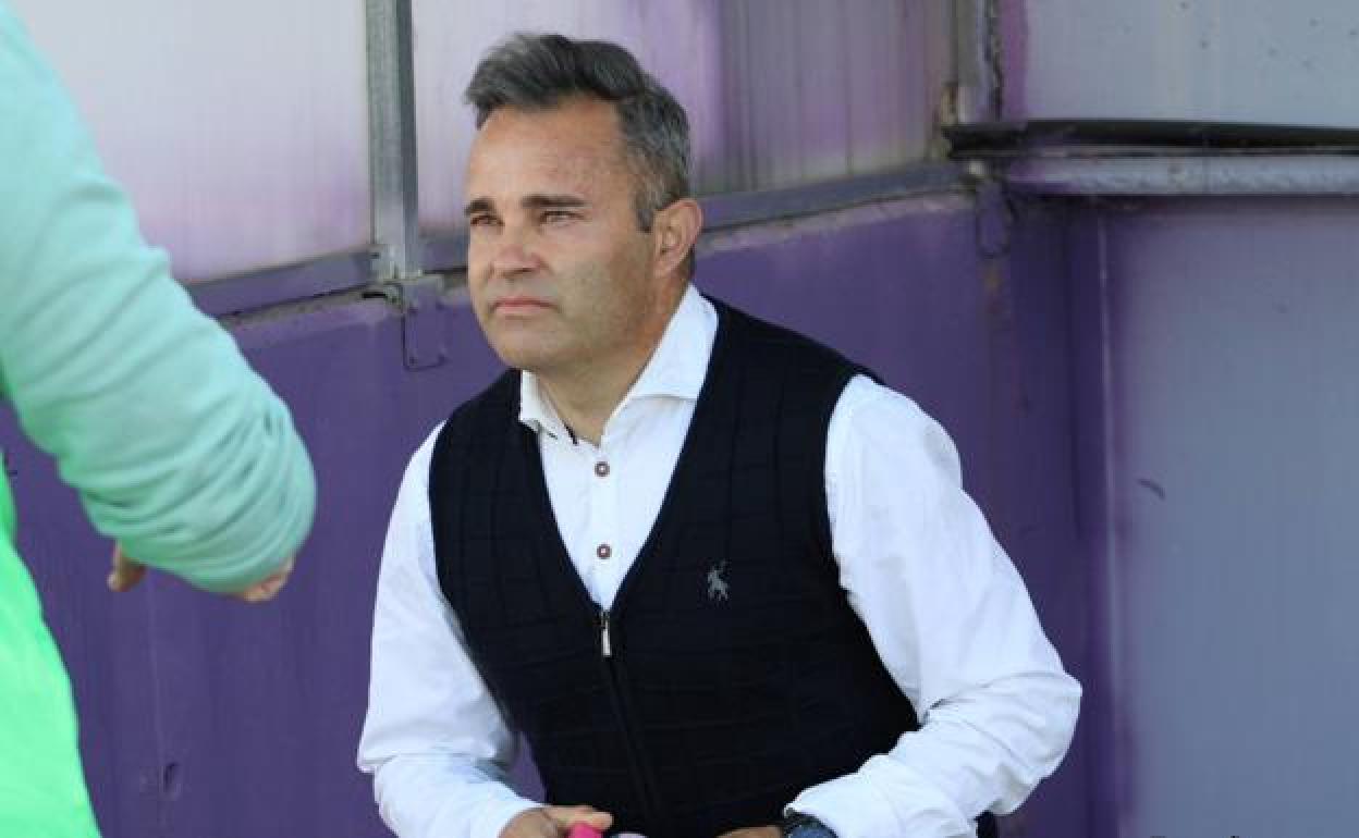 Juan Arsenal podría sentarse por última vez en el banquillo del Real Jaén. 