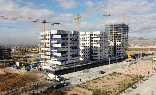 Las nuevas promociones de AEDAS en Granada han utilizado placas para la fachada realizadas de forma industrial. 