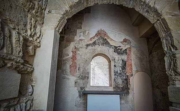 Interior de la puerta restaurada donde conviven restos de la ermita y la fábrica zirí. 