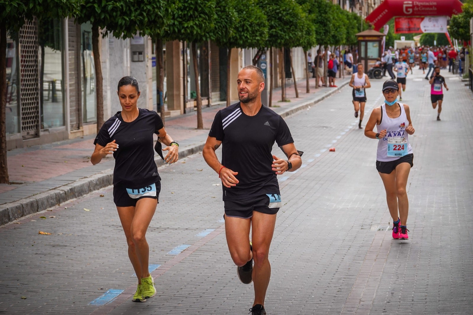 250 corredores, la mitad de ellos locales, participan en la prueba en una espectacular jornada de atletismo y un exigente recorrido por el casco urbano lojeño a lo largo de 10,5 kilómetros
